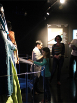 dzieci zwiedzają Bramę Poznania