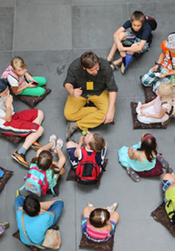 dzieci zwiedzają zamek