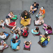 dzieci zwiedzają zamek