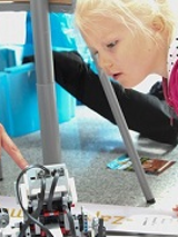 dziecko i klocki lego