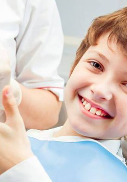 dziecko na fotelu stomatologicznym