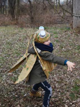 Dziecko przebrane w kostium z papieru