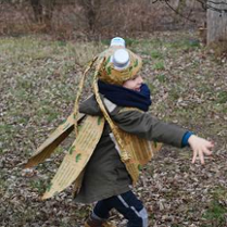 Dziecko przebrane w kostium z papieru