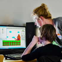 dziecko przy komputerze