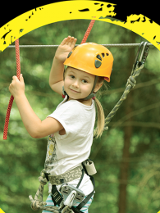 dziecko w parku linowym