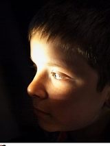 dziecko zaglądające przez dziurkę