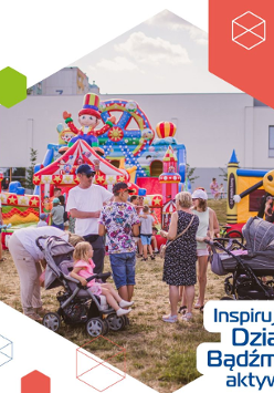 Plakat, podzielony na dwie części, po lewej w zdjęcie rodzin przed dmuchanymi zamkami, po prawe czerwono - niebieskie napisy informujące o wydarzeniu.