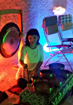 Dziewczyna gra na misach i gongach