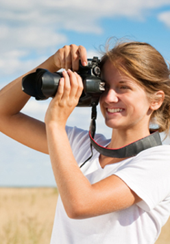 Dziewczyna z aparatem fotograficznym