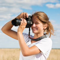 Dziewczyna z aparatem fotograficznym
