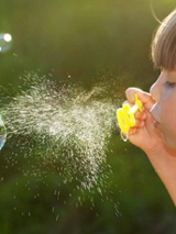 dziewczynka puszcza bańki