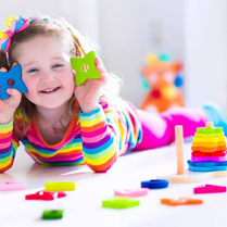 dziewczynka układa piramidkę z gwiazdek