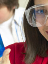 dziewczynka w laboratorium