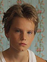 dziewczynka z krótkich włosach