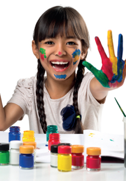 Dziewczynka z paletą farb