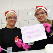 dziewczyny w czapkach Mikołaja