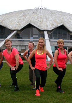 dziewczyny w strojach sportowych