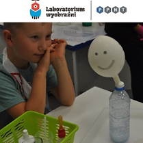eksperyment z plastikową butelką i balonem