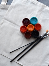 farbki, pędzel i torba z materiału