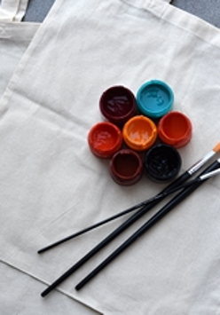 farbki, pędzel i torba z materiału