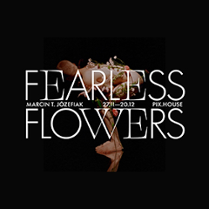 Plakat wystawy Fearless Flowers, artystyczne zdjęcie ludzkiego ciała w skłonie. Ciało przybrane jest kwiatami.