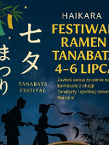 Gwieździste niebo, na jego tle czarne sylwetki pary ubranych w tradycyjne japońskie strone. Na przodzie plakatu zdjęcie miski z daniem ramen.