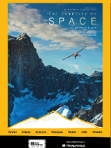 Obrazek to plakat reklamujący film górski o tytule Sancticity of space. Widoczna na nim jest awionetka, unosząca się nad bezmiarem ośnieżonych, górskich szczytów. Sprawia wrażenie niesamowicie małej i kruchej, w otoczeniu pierwotnych, niewzruszonych sił natury.