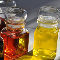 flakoniki z kolorowymi płynami