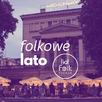 Zdjęcie z pl. Wolności, na którym ludzie tańczą, pod rozświetlonymi parasolami, na zdjęciu biały napis Folkowe Lato, Bal Folk Poznań.