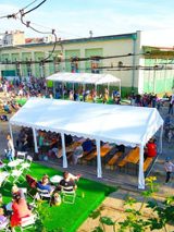 Ławki pod namiotami Dookoła chodzą lub siedzą dzieci i dorośli.