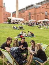 fot. J. Wittchen.jpg - leżaki w parku Starego browaru