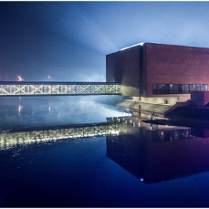 Brama Poznajia nocą.