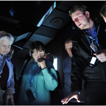 Senorzy i przewodnik w Bramie Poznania.