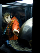 Dziecko przedsponatem w Bramie Poznania.