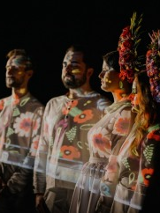 Na fotografii P. D. Kosmowskiej członkowie zespołu Dagadana.