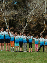 Dzieci stoją na boisku od najwyższego do najniższego.