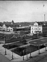 Zdjęcie przedstawia widok na Starą Rzeźnię Miejską. Fotografia jest czarno-biała.