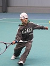 dziecko gra w tenisa