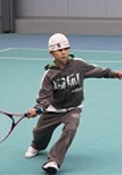 dziecko gra w tenisa