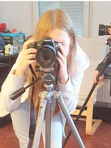 Fotograf kobieta przy aparacie fotograficznym na statywie