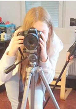Fotograf kobieta przy aparacie fotograficznym na statywie