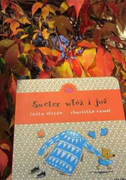 Książka na tle kolorowych liści.