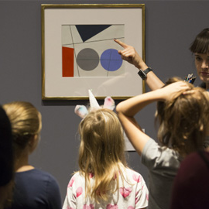 Zwiedzający przed obrazem Sophie Taeuber-Arp