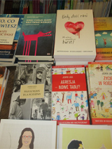 Rózne książki na stole.