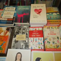 Rózne książki na stole.