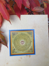 Labirynt na tle kolorowych liści.