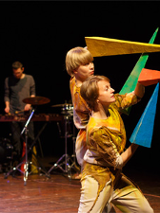 Foto: dwie aktorki naśladują ptaki