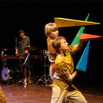 Foto: dwie aktorki naśladują ptaki