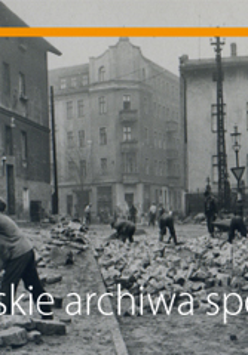 Foto: powojenny Poznań, układanie bruku na ulicy.