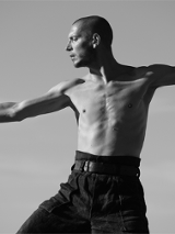 Foto: Mężczyzna z gołym torsem, pozycja taneczna.